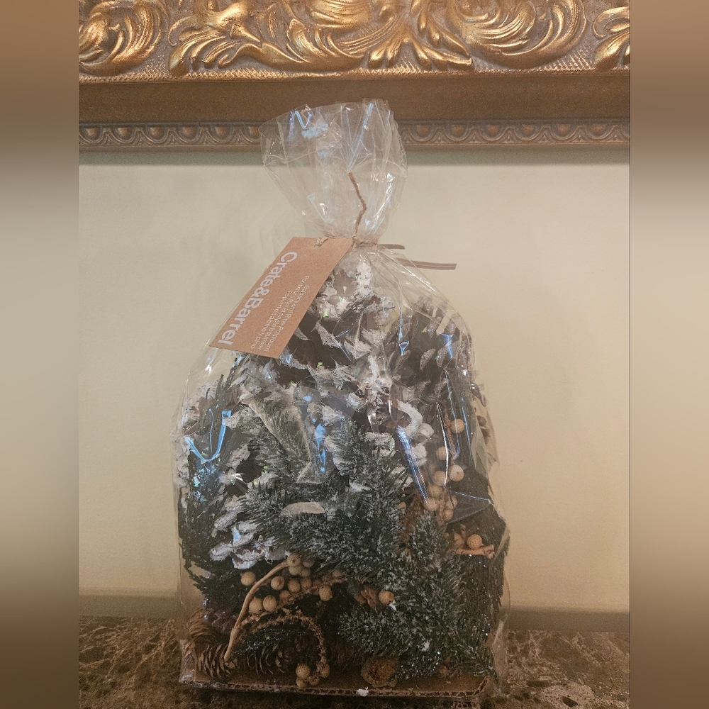 NWT Crate&Barrel Balsam/Pine Potpourri